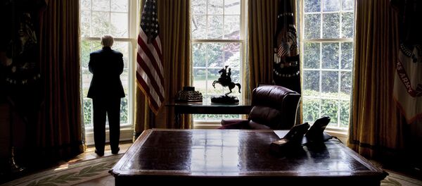 Президент США Дональд Трамп у окна Овальнго кабинета Президент США Дональд Трамп у окна Овальнго кабинета - اسپوتنیک افغانستان