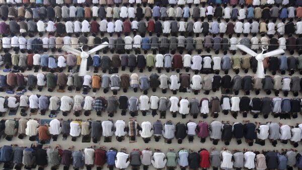 Молящиеся во время священного месяца Рамадан в индонезийском городе Медан - اسپوتنیک افغانستان  