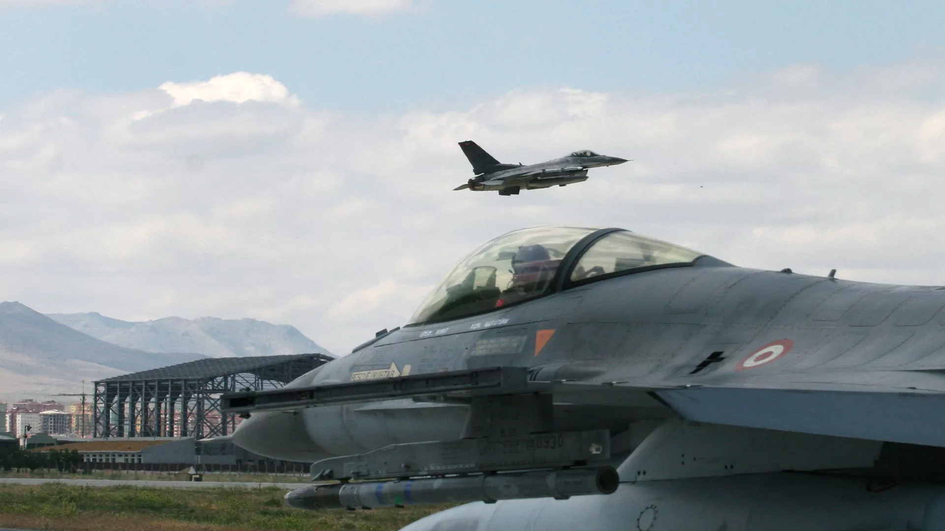 Истребители F-16 ВВС Турции на аэродроме