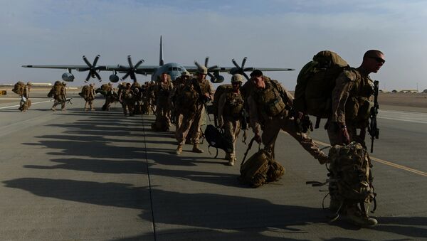 US Marines walk in line after arriving in Kandahar on October 27, 2014, as British and US forces withdraw from the Camp Bastion-Leatherneck complex in Helmand province - اسپوتنیک افغانستان  