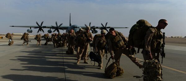 US Marines walk in line after arriving in Kandahar on October 27, 2014, as British and US forces withdraw from the Camp Bastion-Leatherneck complex in Helmand province - اسپوتنیک افغانستان  