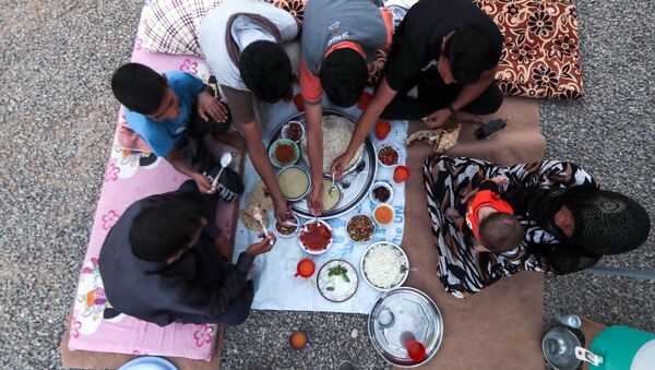 Прием пищи во время священного месяца Рамадан в лагере беженцев в Ираке - اسپوتنیک افغانستان  