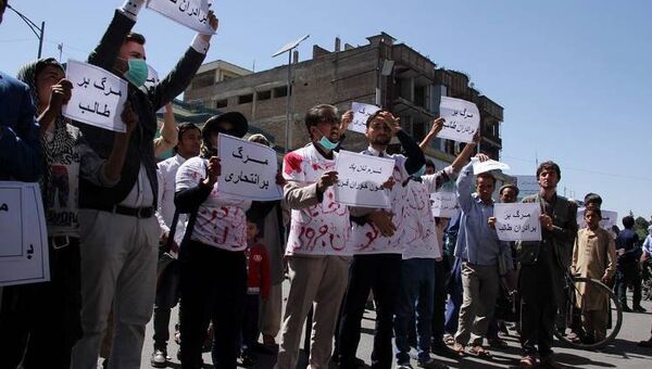 مظاهره کنندگان خواهان برکناری و محاکمه حنیف اتمر، قوماندان گارنیزیون و وزیر داخله شدند - اسپوتنیک افغانستان  