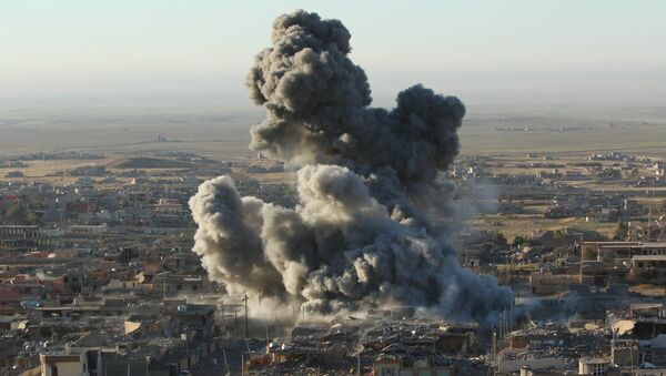 Дым после обстрела американскими ВВС иракского города Синджар - اسپوتنیک افغانستان  