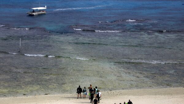 Туристы ожидают лодку на австралийском пляже - اسپوتنیک افغانستان  