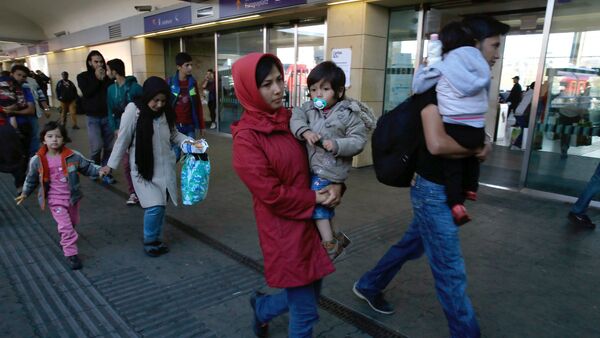 Беженцы из стран Ближнего Востока на вокзале Вестбанхоф в Вене - اسپوتنیک افغانستان  