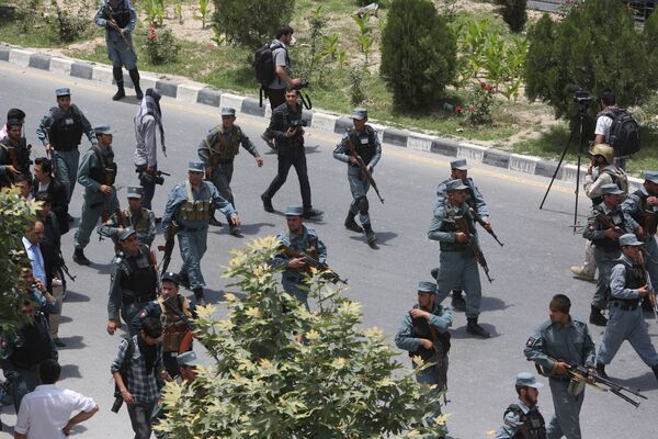 نیرو های امنیتی افغانستان حین گزمه قلمرو تعمیر پارلمان بعد از انفجار - اسپوتنیک افغانستان  