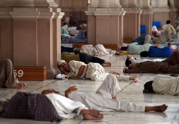 مسلمانان در جریان گرما پاکستان در مسجد تفریح میکنند - اسپوتنیک افغانستان  