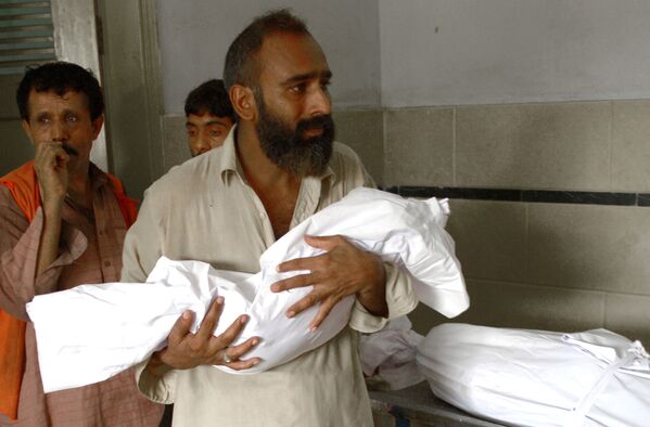 پدر جسد پسر خود را انتقال میدهد که از اثر گرما تلف شده است - اسپوتنیک افغانستان  