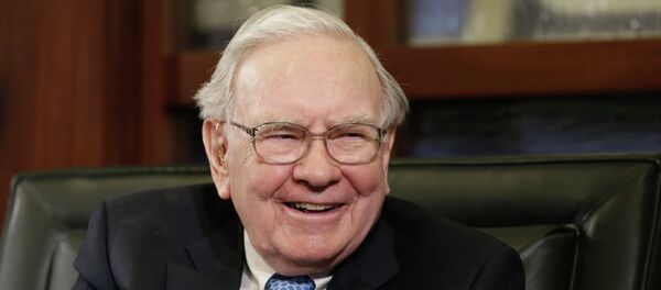 Berkshire Hathaway Chairman and CEO Warren Buffett laughs during an interview with Liz Claman on the Fox Business Network in Omaha, Neb., Monday, May 5, 2014. Berkshire Hathaway Chairman and CEO Warren Buffett laughs during an interview with Liz Claman on the Fox Business Network in Omaha, Neb., Monday, May 5, 2014. - اسپوتنیک افغانستان