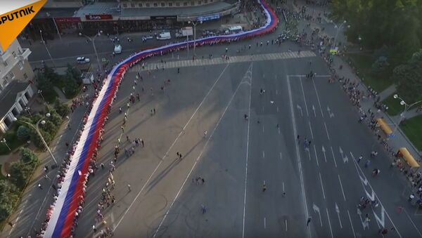 A 300-Meter-Long Russian Flag Paraded On Russia Day - اسپوتنیک افغانستان  