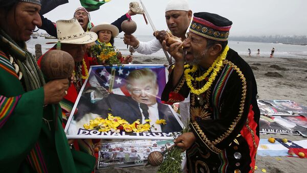 Шаманы Перу с постером, изображающим Дональда Трампа. Архивное фото - اسپوتنیک افغانستان  