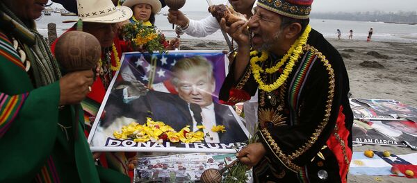 Шаманы Перу с постером, изображающим Дональда Трампа. Архивное фото - اسپوتنیک افغانستان  