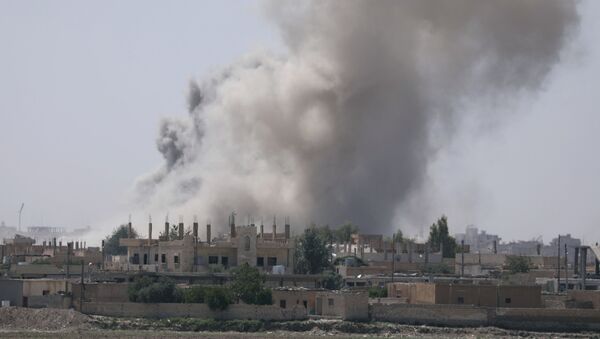 Дым над юго-восточной окраиной Ракки, Сирия - اسپوتنیک افغانستان  