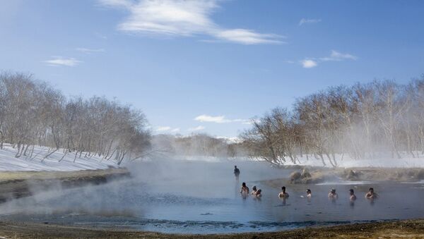 Group of men bathing in a hot river, spring of the vulcano Khodutka, Kamtchatka, Sibiria, Russia - اسپوتنیک افغانستان  