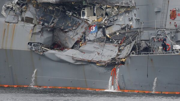 Поврежденный в результате столкновения с филиппинским судном американский эсминец Fitzgerald - اسپوتنیک افغانستان  
