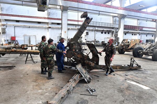 نگاهی به یک کارخانه سوریه در ولایت حما که  یک امکانات  جدید به ارتش سوریه می دهد - اسپوتنیک افغانستان  