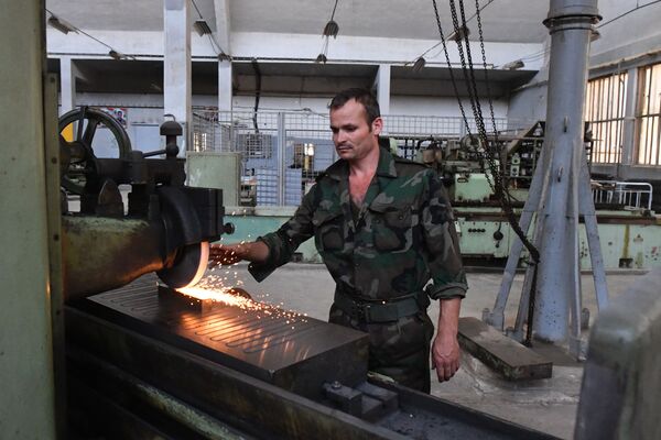 نگاهی به یک کارخانه سوریه در ولایت حما که  یک امکانات  جدید به ارتش سوریه می دهد - اسپوتنیک افغانستان  