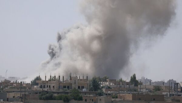 Дым над юго-восточной окраиной Ракки, Сирия - اسپوتنیک افغانستان  