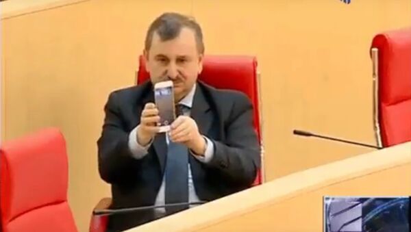 Member of Georgian parliament tries to take a selfie - اسپوتنیک افغانستان  