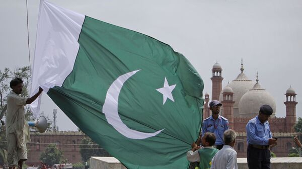 Рабочие вешают пакистанский флаг в Лахоре - اسپوتنیک افغانستان  
