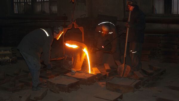 Рабочие во время плавки и разливки стали в формы на литейном участке на Красногвардейском ремонтно-механическом заводе в Макеевке - اسپوتنیک افغانستان  