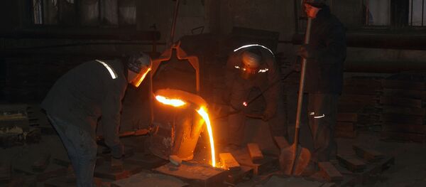 Рабочие во время плавки и разливки стали в формы на литейном участке на Красногвардейском ремонтно-механическом заводе в Макеевке - اسپوتنیک افغانستان  