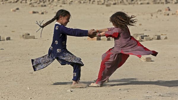Афганские девочки играют на улице в Кабуле, Афганистан - اسپوتنیک افغانستان  