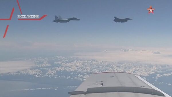 اسکورت هواپیمای شایگو توسط جنگنده های جنگی روس + ویدیو - اسپوتنیک افغانستان  