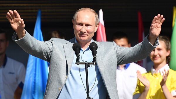 Путин на церемонии открытия 7-й смены Улыбка Саманты во время посещения международного детского центра Артек в Крыму - اسپوتنیک افغانستان  