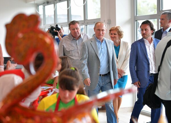 بازدید ولادیمیر پوتین، رئیس جمهور روسیه از مرکز بین المللی کودکان - اسپوتنیک افغانستان  