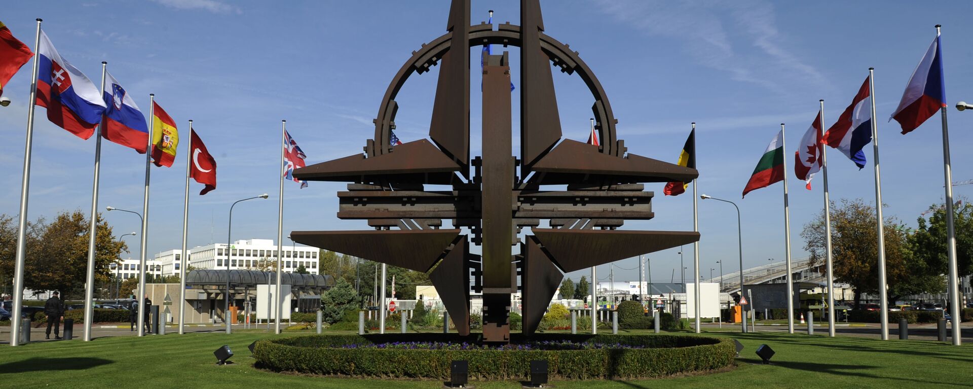 Скульптурный символ около штаб-квартиры НАТО в Брюсселе  - اسپوتنیک افغانستان  , 1920, 12.05.2022