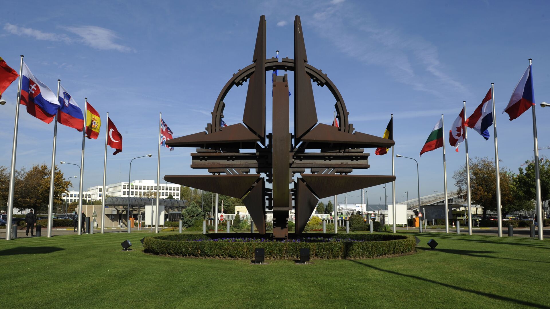 Скульптурный символ около штаб-квартиры НАТО в Брюсселе  - اسپوتنیک افغانستان  , 1920, 27.06.2022