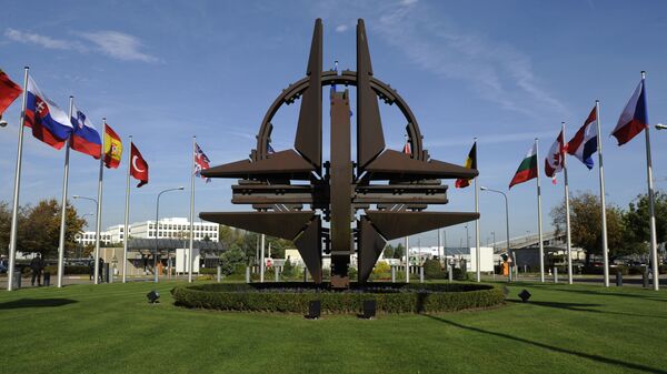 Скульптурный символ около штаб-квартиры НАТО в Брюсселе  - اسپوتنیک افغانستان  