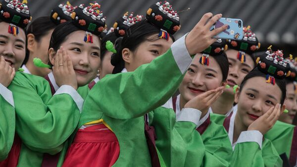 Южнокорейские студенты во время церемонии в День Совершеннолетия в Сеуле - اسپوتنیک افغانستان  