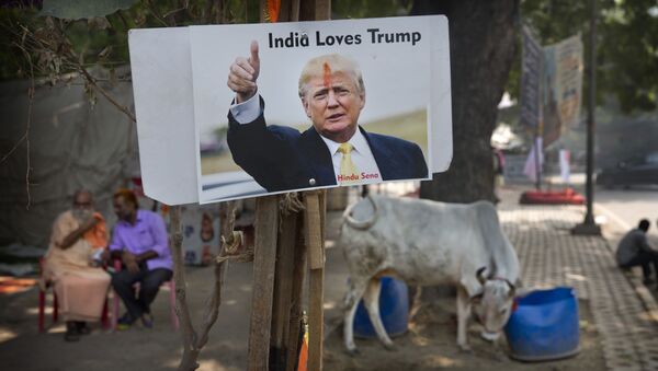 A photograph of U.S. presidential candidate Donald Trump is displayed by activists belonging to 'Hindu Sena' or Hindu Army, a local organization in anticipation of his victory in New Delhi, India, Wednesday, Nov. 9, 2016 - اسپوتنیک افغانستان  