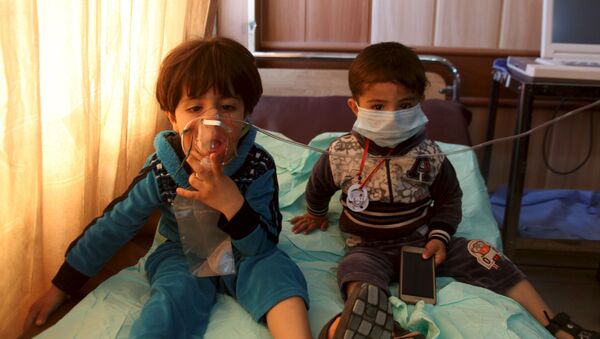 Дети в больнице сирийского города Таза после химической атаки боевиков террористической группировки Исламское государство - اسپوتنیک افغانستان  