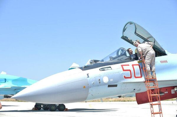 بشار اسد رئیس جمهور سوریه امروز ازدر پایگاه هوایی حمیمیم روسیه در سوریه . - اسپوتنیک افغانستان  