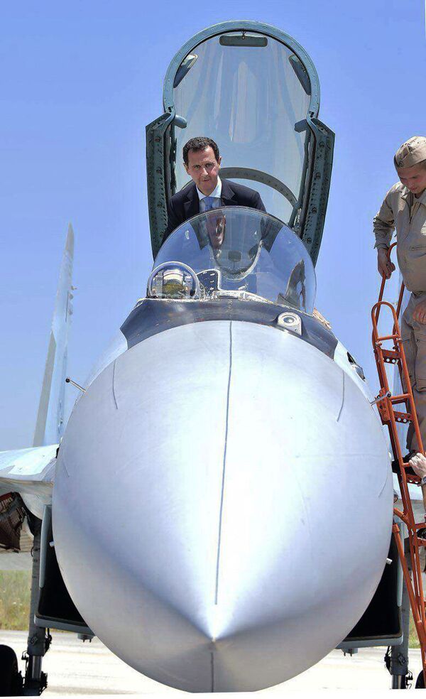 بشار اسد رئیس جمهور سوریه امروز ازدر پایگاه هوایی حمیمیم روسیه در سوریه . - اسپوتنیک افغانستان  