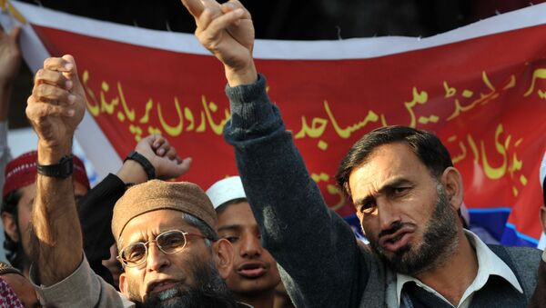 Pakistani Muslims protest against the Swiss ban on the construction of new mosque minarets (File) - اسپوتنیک افغانستان  