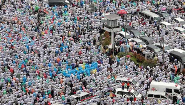 Indonesian Muslims pray at a rally calling for the arrest of Jakarta's Governor Basuki Tjahaja Purnama, popularly known as Ahok, who is accused of insulting the Koran, in Jakarta, Indonesia December 2, 2016 - اسپوتنیک افغانستان  