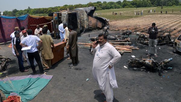 Место взрыва бензовоза в Пакистане - اسپوتنیک افغانستان  