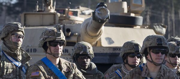 Members of US Army's 4th Infantry Division 3rd Brigade Combat Team 68th Armor Regiment 1st Battalion stand in front of an Abrams battle tank after arriving at the Gaiziunai railway station, some 110 kms (69 miles) west of the capital Vilnius, Lithuania, Friday, Feb. 10, 2017. Members of US Army's 4th Infantry Division 3rd Brigade Combat Team 68th Armor Regiment 1st Battalion stand in front of an Abrams battle tank after arriving at the Gaiziunai railway station, some 110 kms (69 miles) west of the capital Vilnius, Lithuania, Friday, Feb. 10, 2017. - اسپوتنیک افغانستان