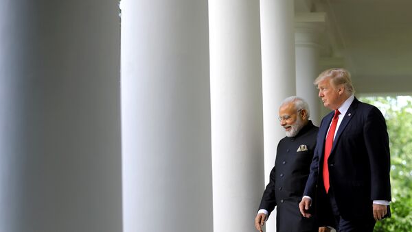 U.S. President Donald Trump (R) arrives for a joint news conference with Indian Prime Minister Narendra Modi (L) in the Rose Garden of the White House in Washington, U.S., June 26, 2017 - اسپوتنیک افغانستان  