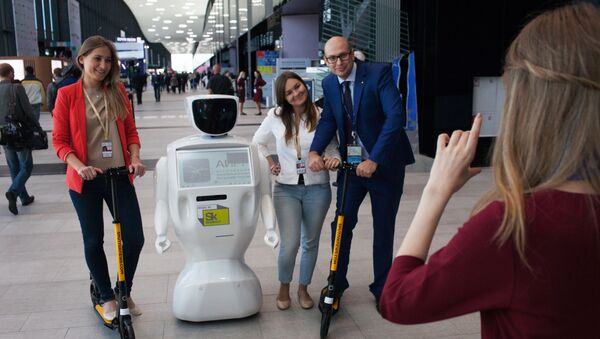 Посетители с роботом Promobot на XX Петербургском международном экономическом форуме - اسپوتنیک افغانستان  