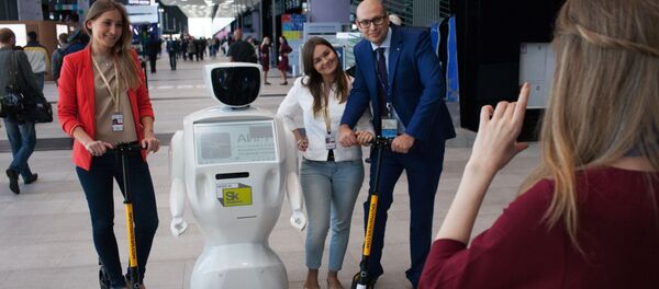 Посетители с роботом Promobot на XX Петербургском международном экономическом форуме - اسپوتنیک افغانستان  