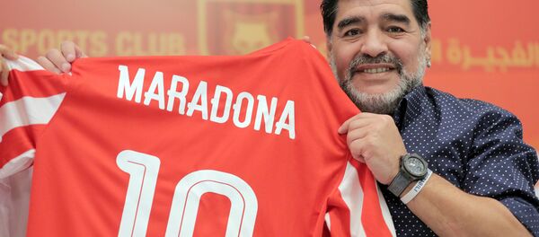Бывший аргентинский футболист Диего Армандо Марадона держит майку футбольного клуба Fujairah FC со своим именем Бывший аргентинский футболист Диего Армандо Марадона держит майку футбольного клуба Fujairah FC со своим именем - اسپوتنیک افغانستان