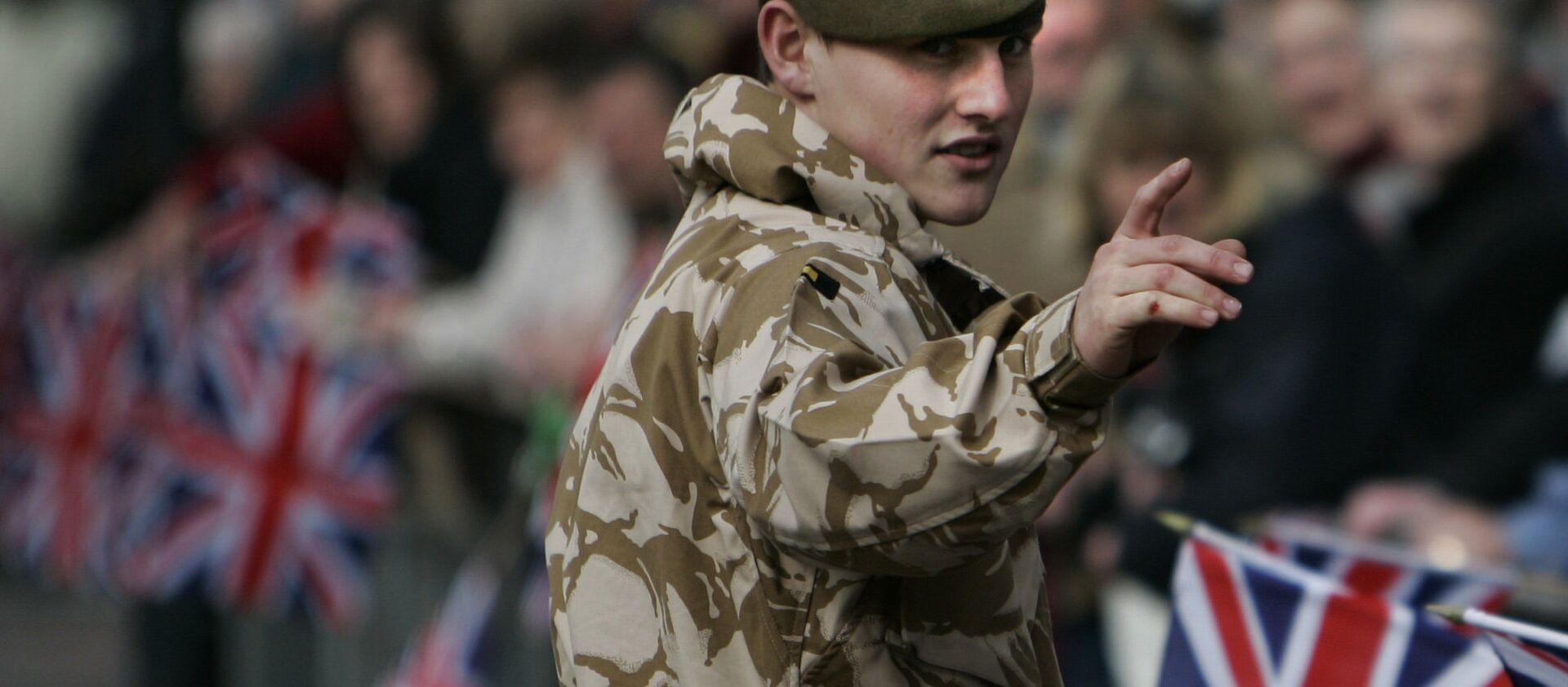 A British soldier from the 2nd Battalion, The Royal Anglian Regiment, talks to people prior to their parade through the town of Watford, England, Wednesday March 11, 2009. - اسپوتنیک افغانستان  , 1920, 02.07.2017