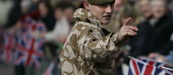 A British soldier from the 2nd Battalion, The Royal Anglian Regiment, talks to people prior to their parade through the town of Watford, England, Wednesday March 11, 2009. A British soldier from the 2nd Battalion, The Royal Anglian Regiment, talks to people prior to their parade through the town of Watford, England, Wednesday March 11, 2009. - اسپوتنیک افغانستان