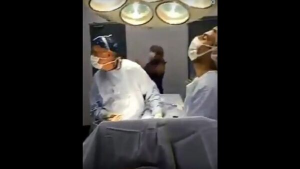 Dos cirujanos paran una operación para… ¡ver y celebrar la victoria de Chile ante Portugal! - اسپوتنیک افغانستان  